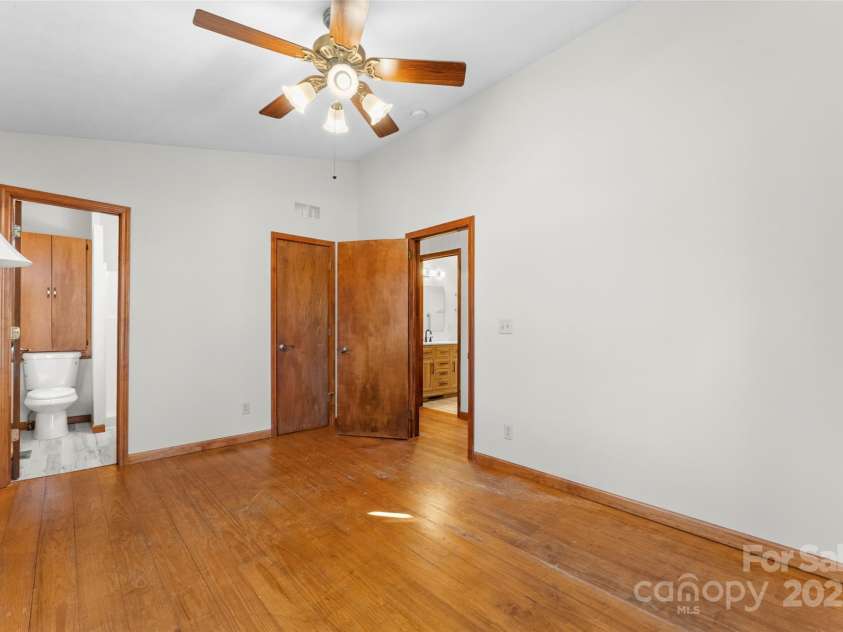 550 Kinross Drive, Flat Rock, NC 28731.  MLS# CAR4215035, YatesRealty ID 535. Primary w/ensuite