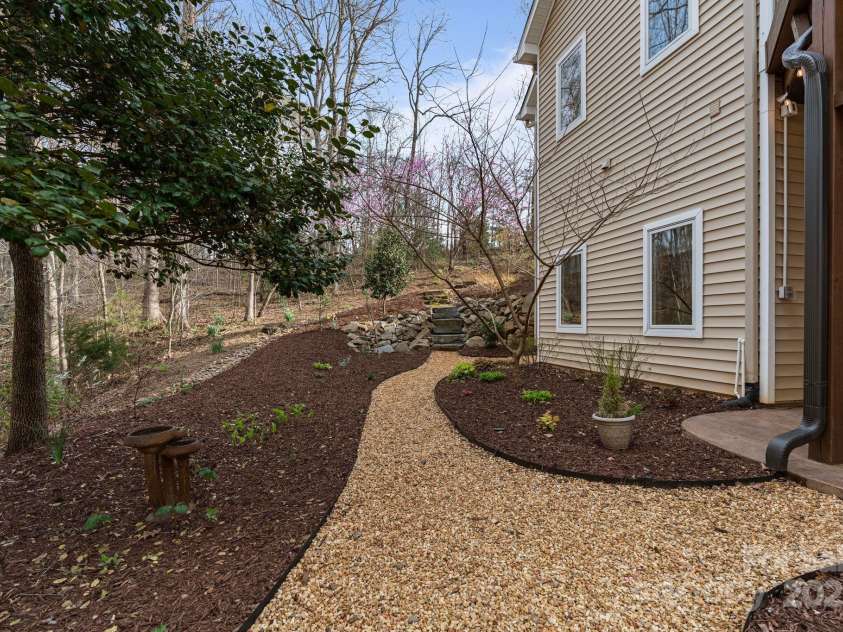3196 Stonemill Path, Sherrills Ford, NC 28673.  MLS# CAR4235401, YatesRealty ID 5350. BEAUTIFULLY LANDSCAPED HOME