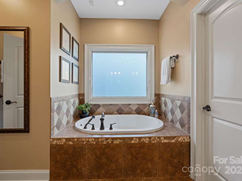 3196 Stonemill Path, Sherrills Ford, NC 28673.  MLS# CAR4235401, YatesRealty ID 5350. DEEP SOAKER TUB