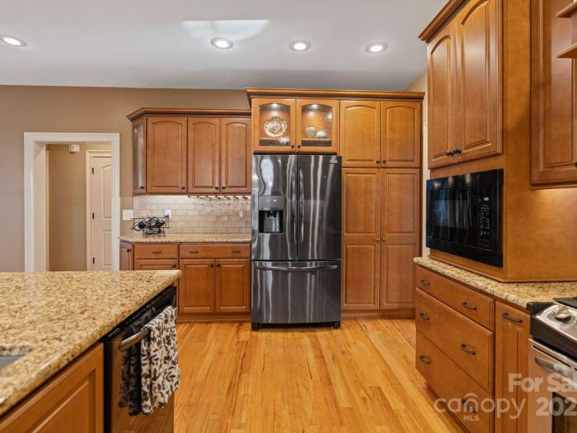 3196 Stonemill Path, Sherrills Ford, NC 28673.  MLS# CAR4235401, YatesRealty ID 5350. LARGE CHEF'S KITCHEN W/ APPLIANCE LIFT, UNDER CABINET LIGHTING, WATER @ COOKTOP
