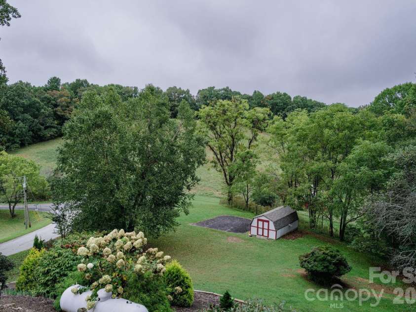 71 Reserve Drive, Burnsville, NC 28714.  MLS# CAR4416631, YatesRealty ID 53500. 