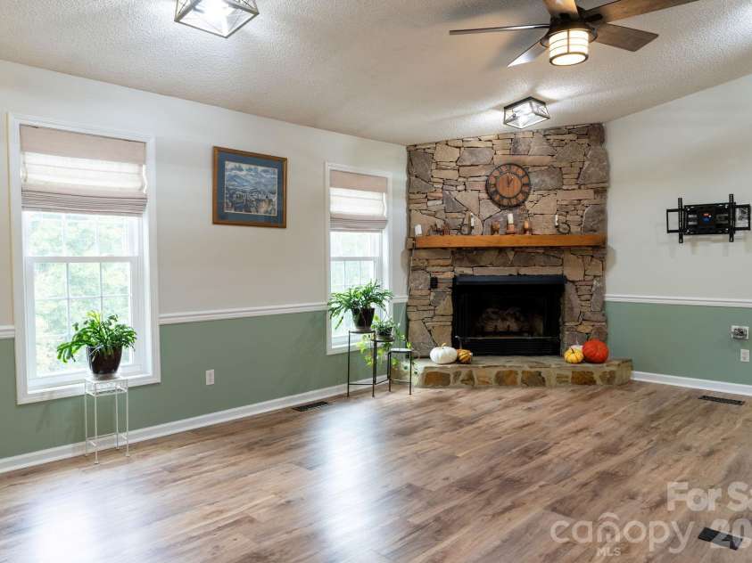 71 Reserve Drive, Burnsville, NC 28714.  MLS# CAR4416631, YatesRealty ID 53500. 