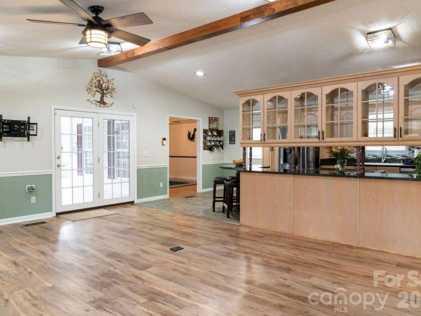 71 Reserve Drive, Burnsville, NC 28714.  MLS# CAR4416631, YatesRealty ID 53500. 