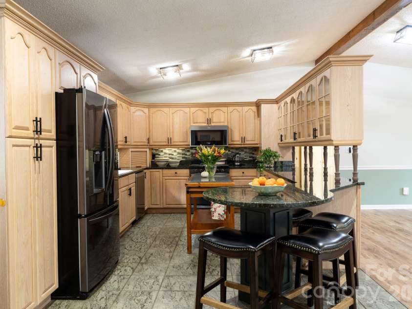 71 Reserve Drive, Burnsville, NC 28714.  MLS# CAR4416631, YatesRealty ID 53500. 