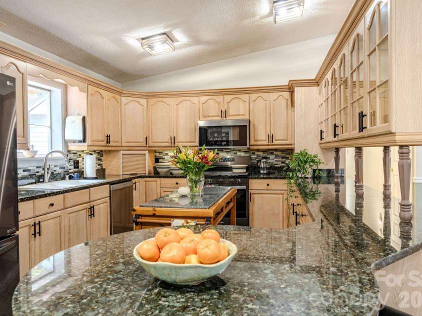 71 Reserve Drive, Burnsville, NC 28714.  MLS# CAR4416631, YatesRealty ID 53500. 