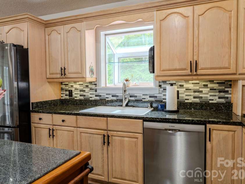 71 Reserve Drive, Burnsville, NC 28714.  MLS# CAR4416631, YatesRealty ID 53500. 