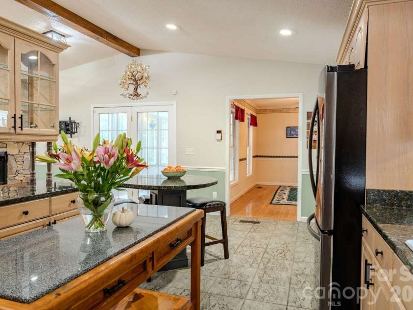 71 Reserve Drive, Burnsville, NC 28714.  MLS# CAR4416631, YatesRealty ID 53500. 