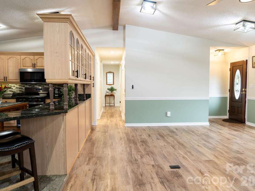 71 Reserve Drive, Burnsville, NC 28714.  MLS# CAR4416631, YatesRealty ID 53500. 