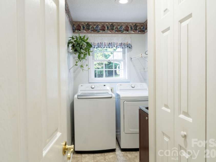 71 Reserve Drive, Burnsville, NC 28714.  MLS# CAR4416631, YatesRealty ID 53500. 