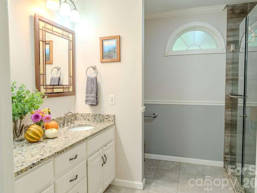 71 Reserve Drive, Burnsville, NC 28714.  MLS# CAR4416631, YatesRealty ID 53500. 
