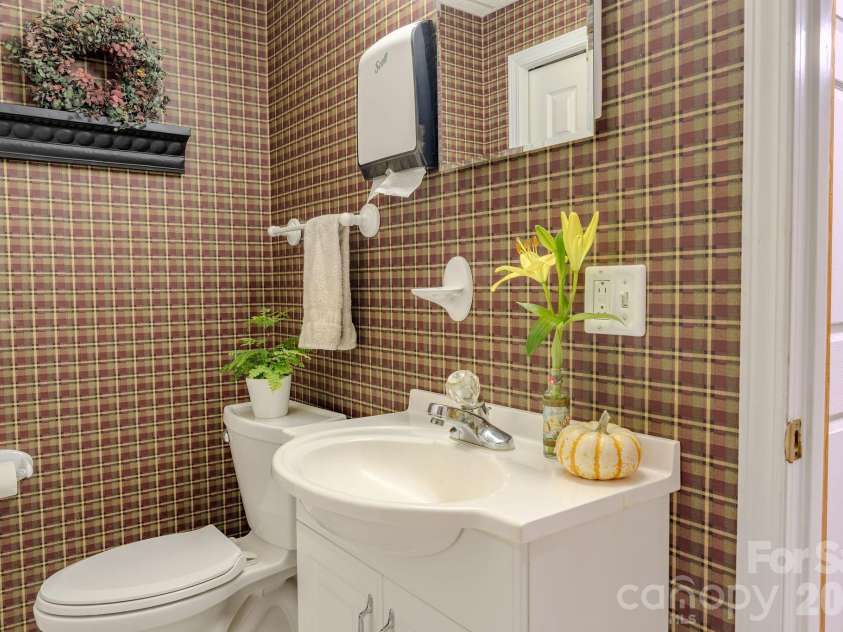71 Reserve Drive, Burnsville, NC 28714.  MLS# CAR4416631, YatesRealty ID 53500. 