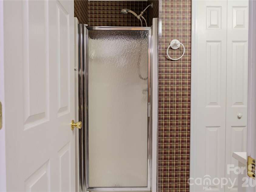71 Reserve Drive, Burnsville, NC 28714.  MLS# CAR4416631, YatesRealty ID 53500. 