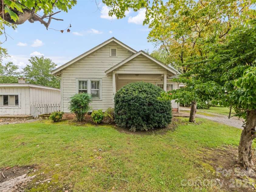 102 Marshall Street, Waynesville, NC 28786.  MLS# CAR4429237, YatesRealty ID 53501. 