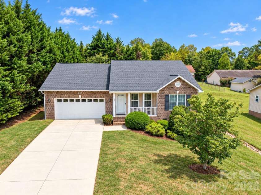 215 Pine Meadows Circle, Hickory, NC 28601.  MLS# CAR4427017, YatesRealty ID 53507. 