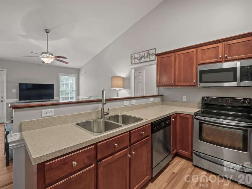 215 Pine Meadows Circle, Hickory, NC 28601.  MLS# CAR4427017, YatesRealty ID 53507. 