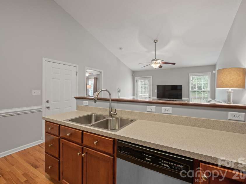 215 Pine Meadows Circle, Hickory, NC 28601.  MLS# CAR4427017, YatesRealty ID 53507. 