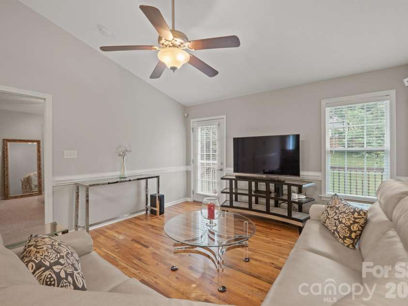 215 Pine Meadows Circle, Hickory, NC 28601.  MLS# CAR4427017, YatesRealty ID 53507. 
