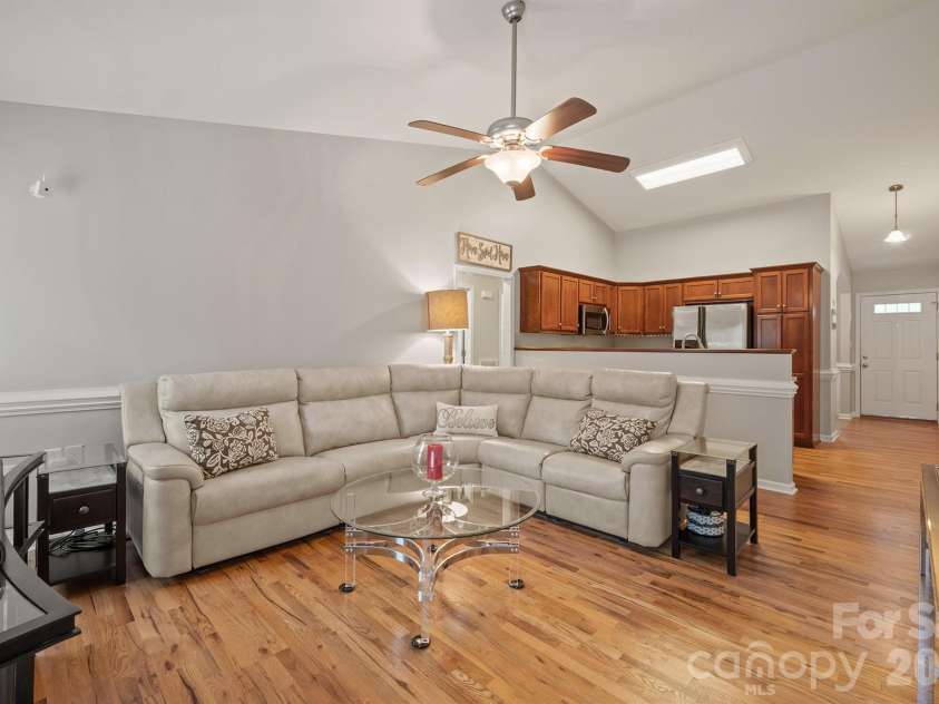215 Pine Meadows Circle, Hickory, NC 28601.  MLS# CAR4427017, YatesRealty ID 53507. 
