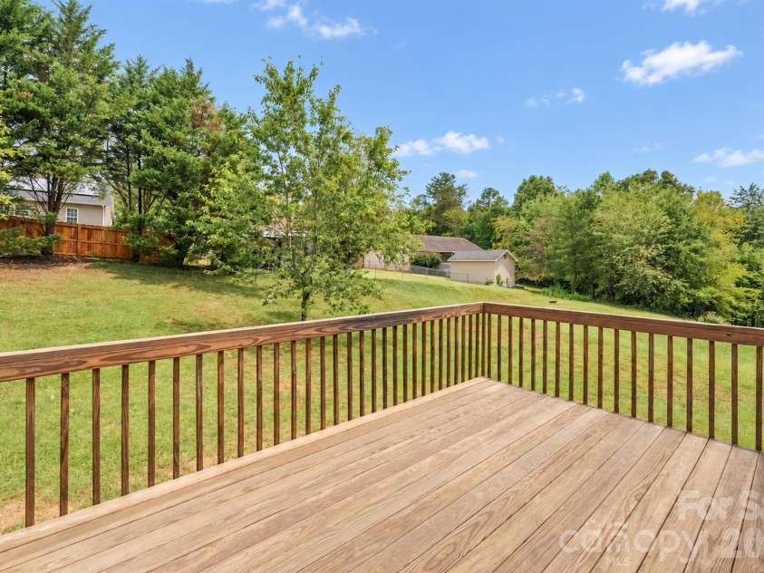 215 Pine Meadows Circle, Hickory, NC 28601.  MLS# CAR4427017, YatesRealty ID 53507. 