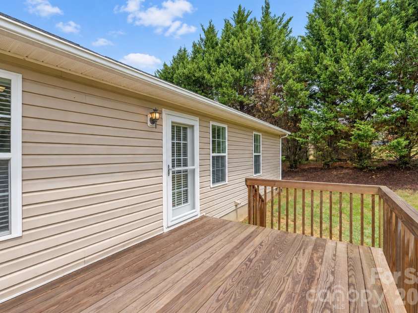 215 Pine Meadows Circle, Hickory, NC 28601.  MLS# CAR4427017, YatesRealty ID 53507. 