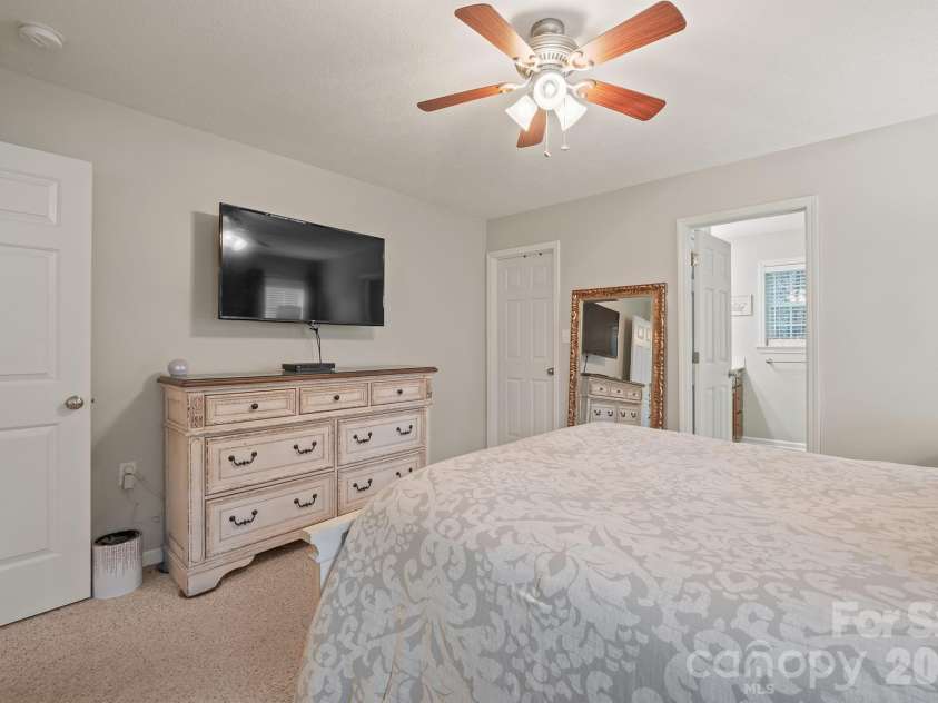 215 Pine Meadows Circle, Hickory, NC 28601.  MLS# CAR4427017, YatesRealty ID 53507. 