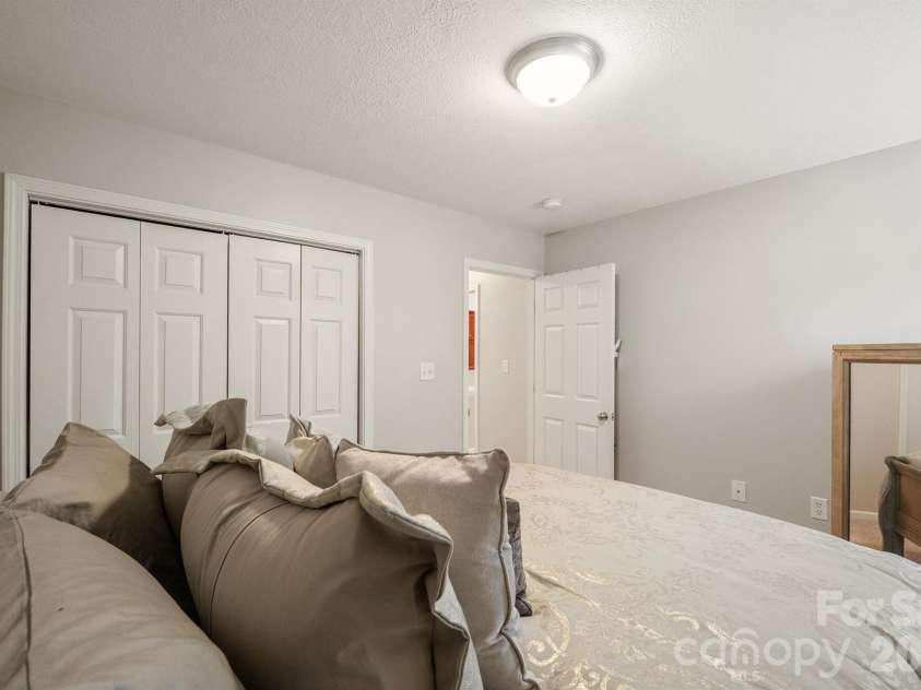 215 Pine Meadows Circle, Hickory, NC 28601.  MLS# CAR4427017, YatesRealty ID 53507. 
