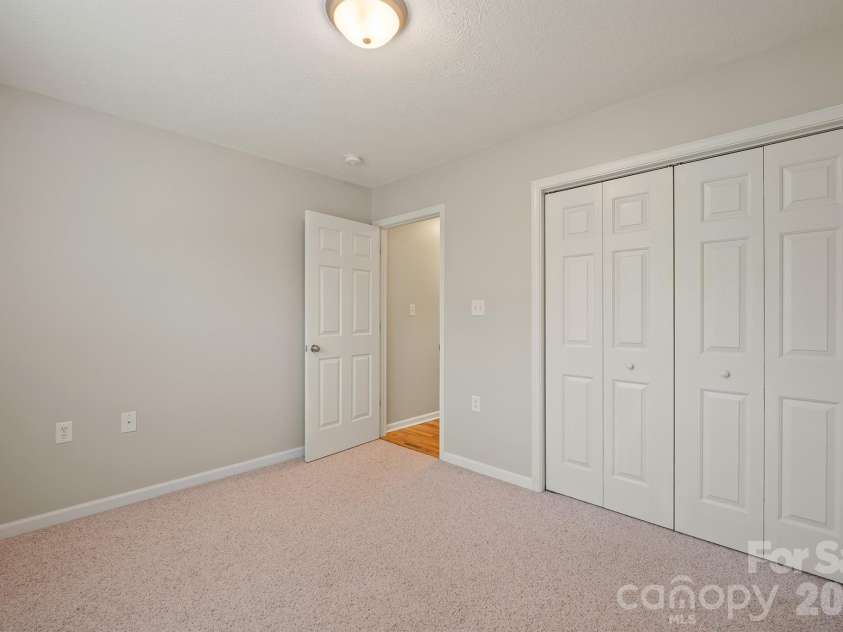 215 Pine Meadows Circle, Hickory, NC 28601.  MLS# CAR4427017, YatesRealty ID 53507. 