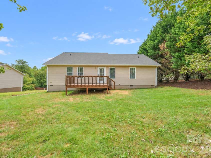 215 Pine Meadows Circle, Hickory, NC 28601.  MLS# CAR4427017, YatesRealty ID 53507. 