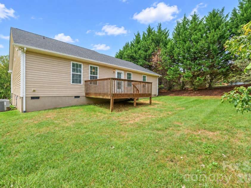 215 Pine Meadows Circle, Hickory, NC 28601.  MLS# CAR4427017, YatesRealty ID 53507. 
