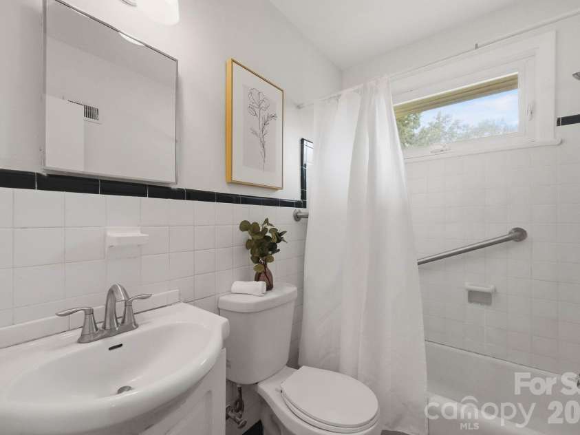 4206 Randolph Road, Charlotte, NC 28211.  MLS# CAR4422811, YatesRealty ID 53508. Bedroom