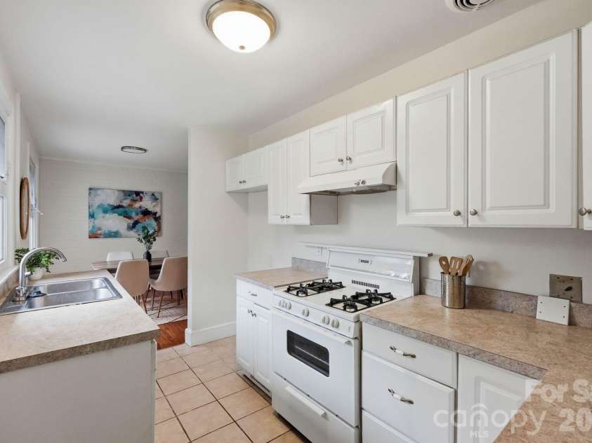 4206 Randolph Road, Charlotte, NC 28211.  MLS# CAR4422811, YatesRealty ID 53508. Kitchen