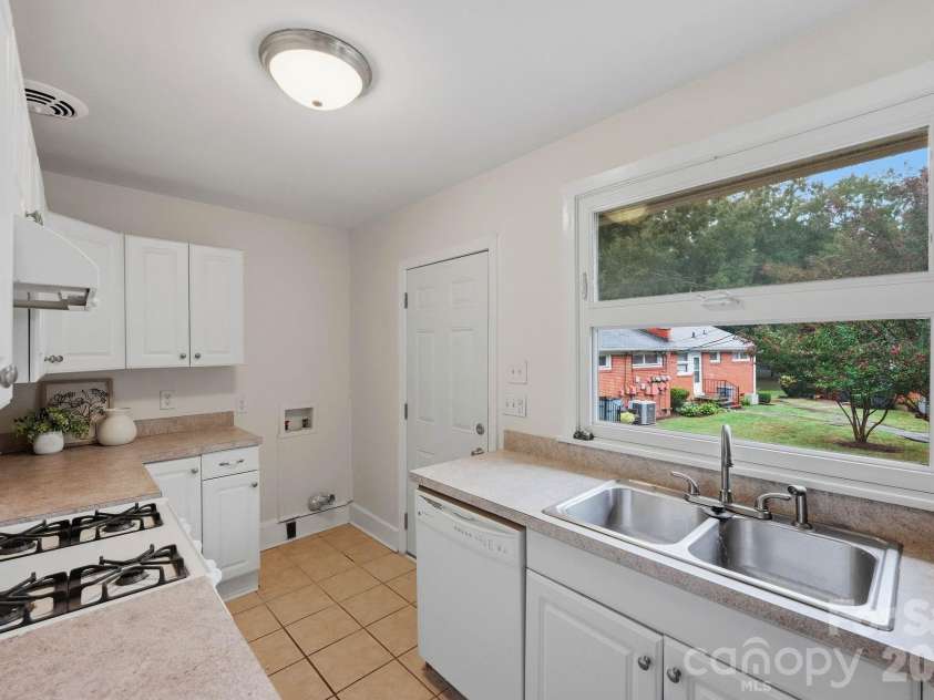 4206 Randolph Road, Charlotte, NC 28211.  MLS# CAR4422811, YatesRealty ID 53508. Kitchen