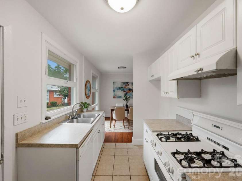 4206 Randolph Road, Charlotte, NC 28211.  MLS# CAR4422811, YatesRealty ID 53508. Kitchen