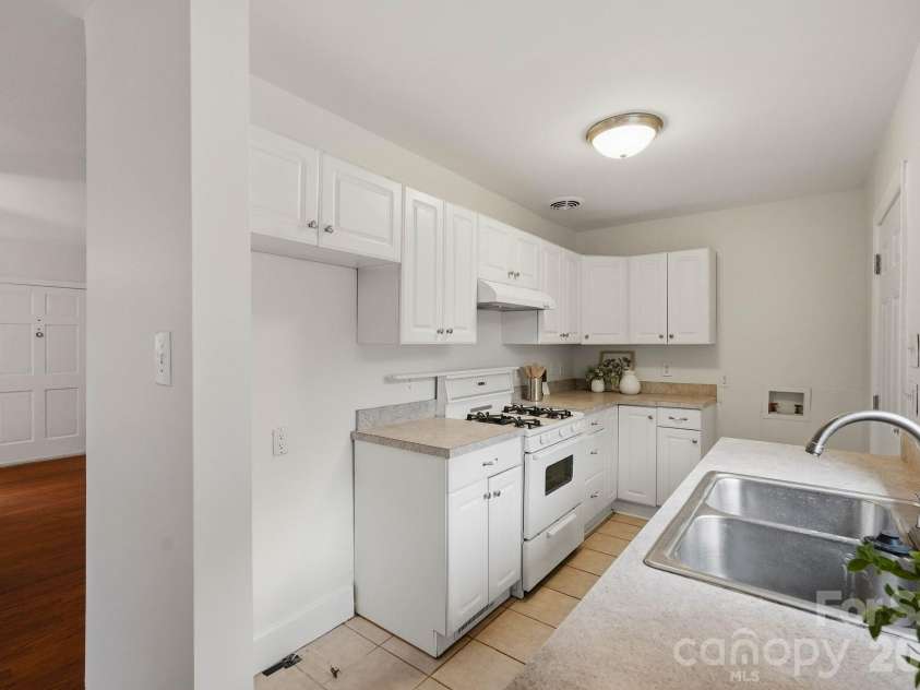 4206 Randolph Road, Charlotte, NC 28211.  MLS# CAR4422811, YatesRealty ID 53508. Kitchen