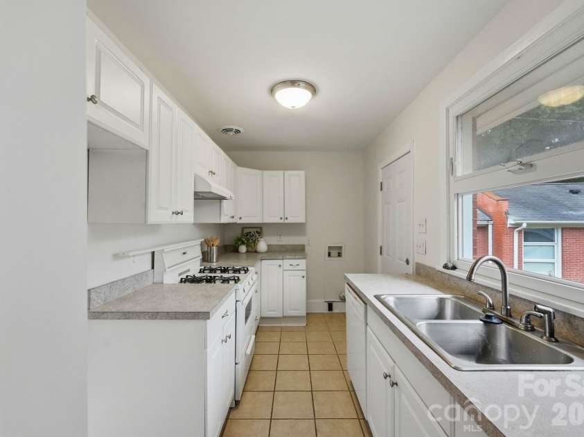 4206 Randolph Road, Charlotte, NC 28211.  MLS# CAR4422811, YatesRealty ID 53508. Kitchen