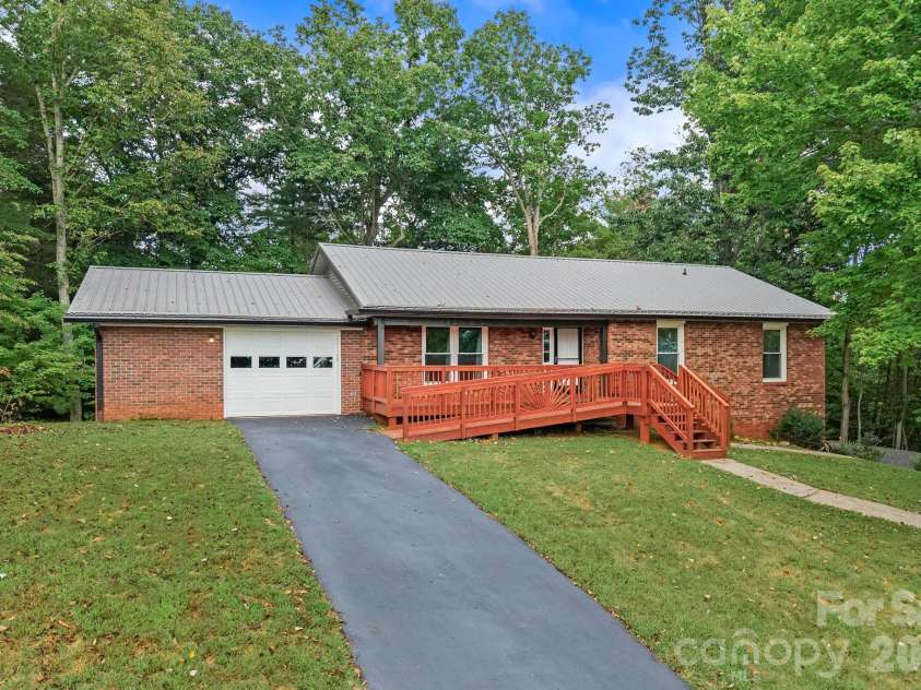 431 Pine Ridge Road, Mars Hill, NC 28754.  MLS# CAR4429293, YatesRealty ID 53509. 