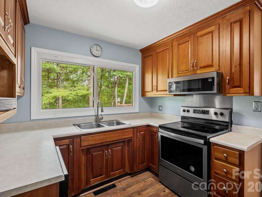 431 Pine Ridge Road, Mars Hill, NC 28754.  MLS# CAR4429293, YatesRealty ID 53509. 