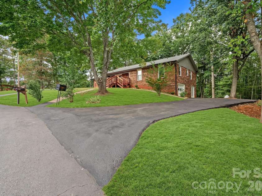431 Pine Ridge Road, Mars Hill, NC 28754.  MLS# CAR4429293, YatesRealty ID 53509. 