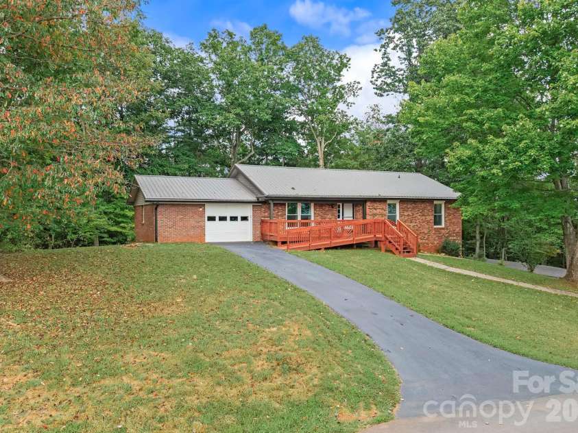 431 Pine Ridge Road, Mars Hill, NC 28754.  MLS# CAR4429293, YatesRealty ID 53509. 