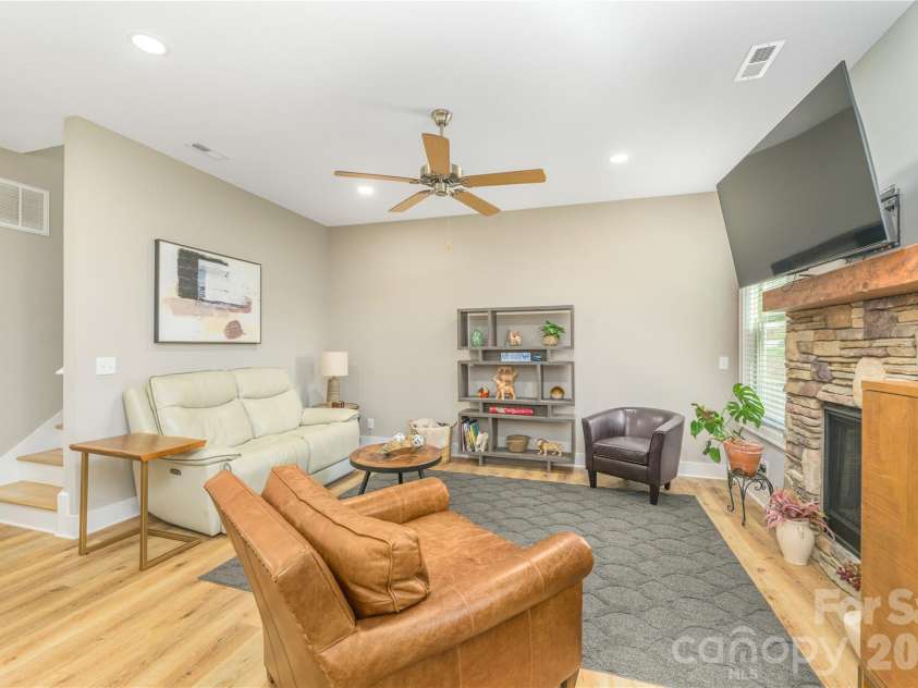 31 Burlington Lane, Fletcher, NC 28732.  MLS# CAR4428063, YatesRealty ID 53513. 