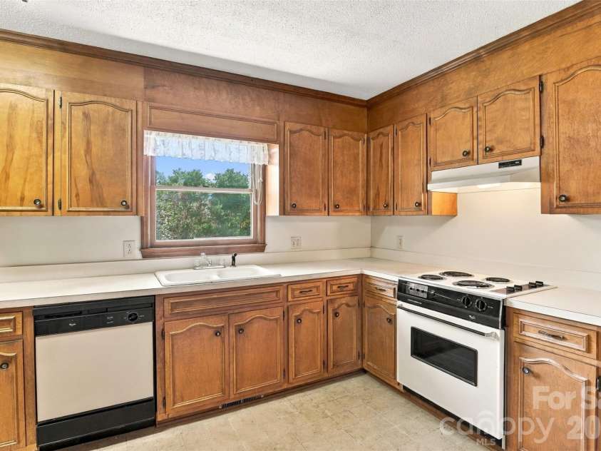 1213 Hawthorne Road, Lancaster, SC 29720.  MLS# CAR4429250, YatesRealty ID 53515. 
