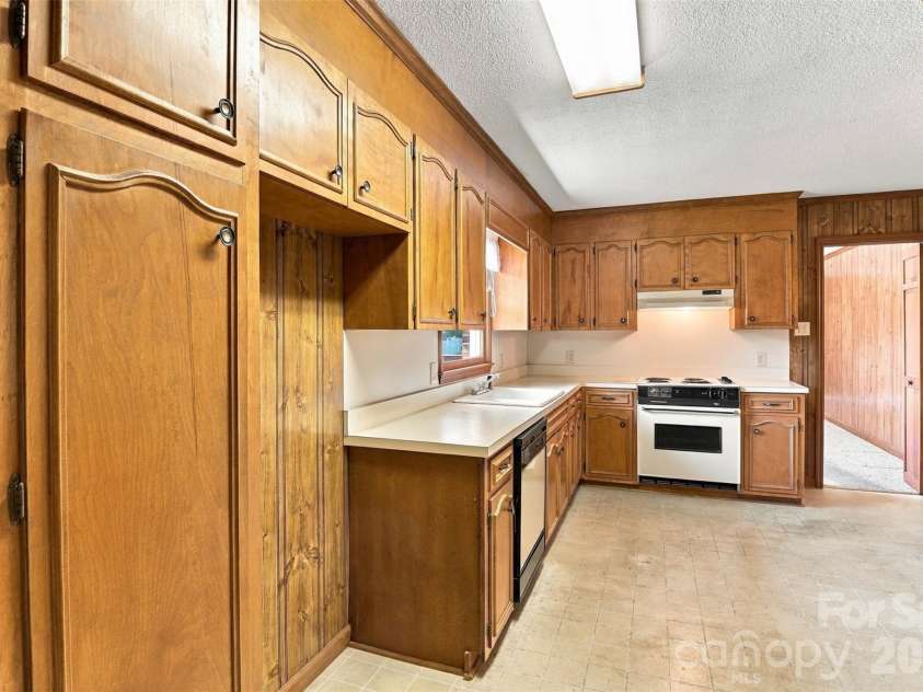 1213 Hawthorne Road, Lancaster, SC 29720.  MLS# CAR4429250, YatesRealty ID 53515. 