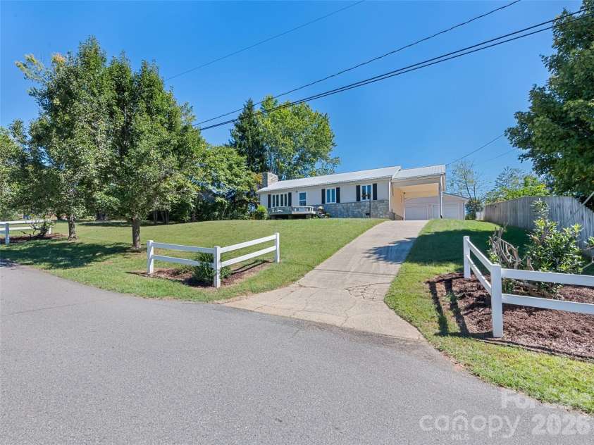 158 Candlelight Circle, Clyde, NC 28721.  MLS# CAR4429323, YatesRealty ID 53518. 
