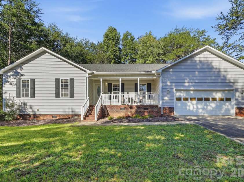 3649 Navajo Drive, Maiden, NC 28650.  MLS# CAR4429338, YatesRealty ID 53554. 