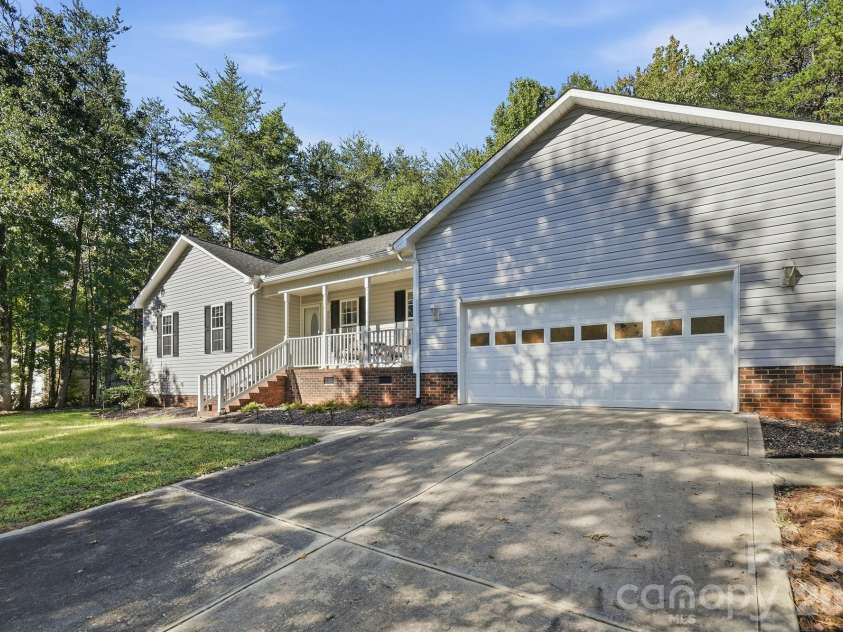 3649 Navajo Drive, Maiden, NC 28650.  MLS# CAR4429338, YatesRealty ID 53554. 