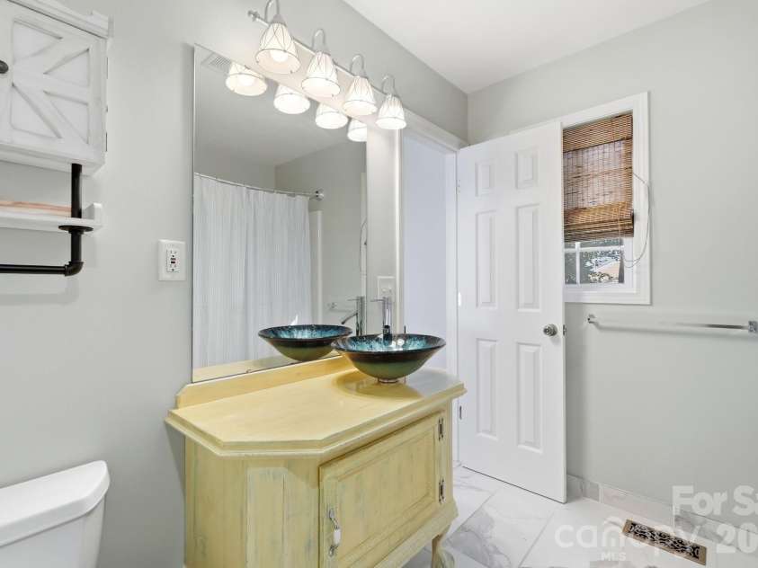 3649 Navajo Drive, Maiden, NC 28650.  MLS# CAR4429338, YatesRealty ID 53554. 