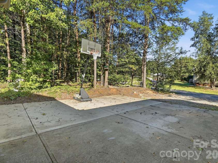 3649 Navajo Drive, Maiden, NC 28650.  MLS# CAR4429338, YatesRealty ID 53554. 