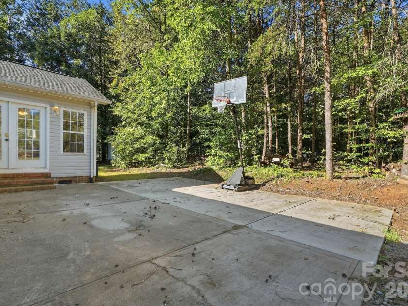 3649 Navajo Drive, Maiden, NC 28650.  MLS# CAR4429338, YatesRealty ID 53554. 