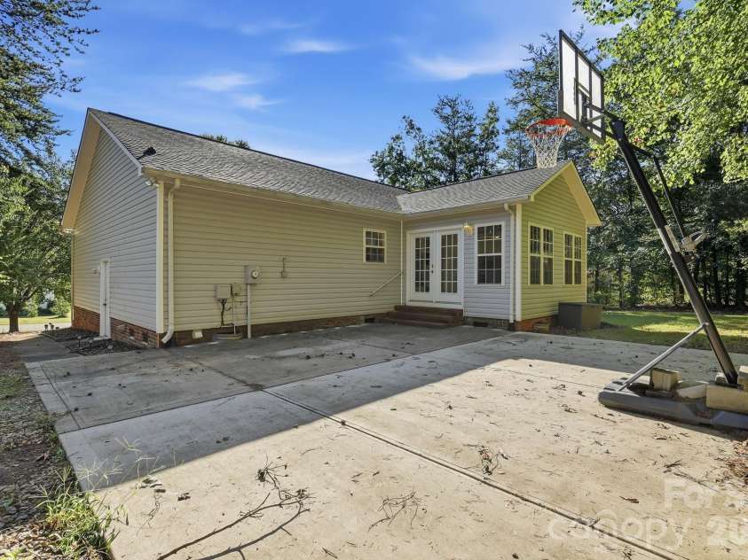 3649 Navajo Drive, Maiden, NC 28650.  MLS# CAR4429338, YatesRealty ID 53554. 