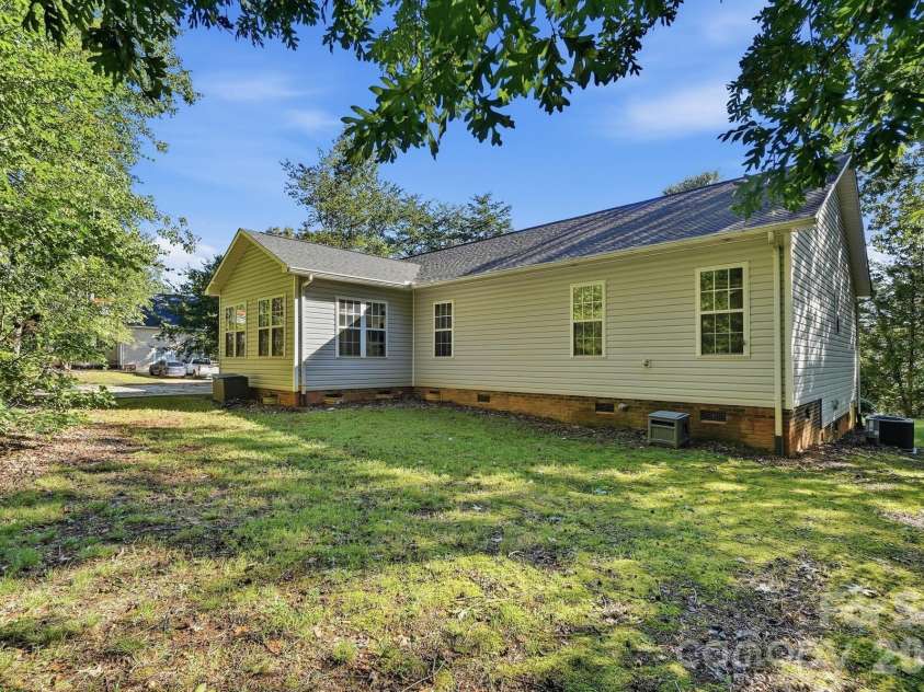 3649 Navajo Drive, Maiden, NC 28650.  MLS# CAR4429338, YatesRealty ID 53554. 